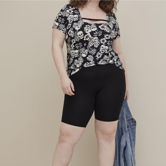 torrid Tops - Torrid Black and White Floral Short Sleeve Tee